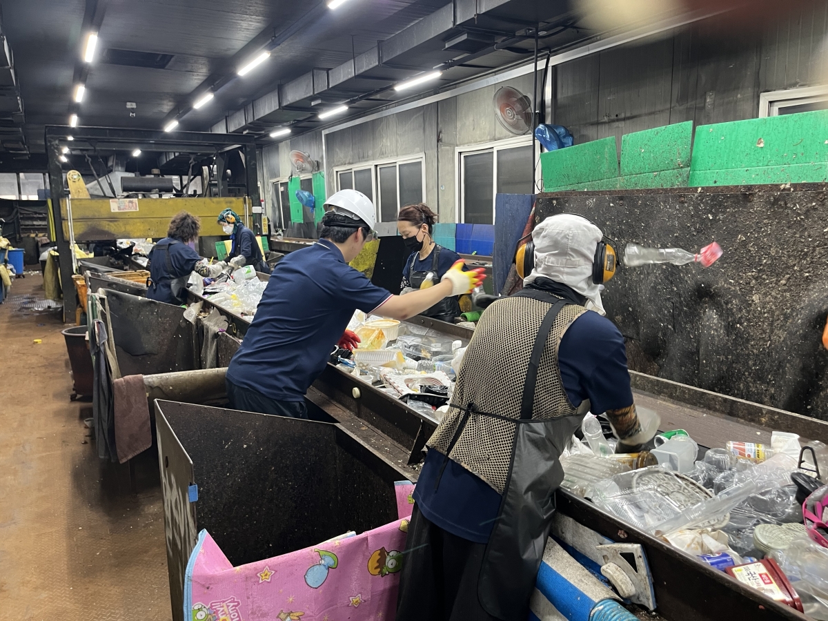 지난 3일 경기도의 한 자원재활용센터 실내 작업장에서 본지 박다운(가운데) 기자가 폐기물 더미로부터 페트병을 선별하는 작업을 하고 있다. 에어컨을 틀어도 35.6도까지 오른 찜통 현장에서 10분 만에 온몸이 땀으로 젖고, 30분이 지나자 어지럼증이 밀려왔다. 굉음을 견디기 위해 귀마개를 한 노동자(오른쪽)도 눈에 띈다. 박다운 기자