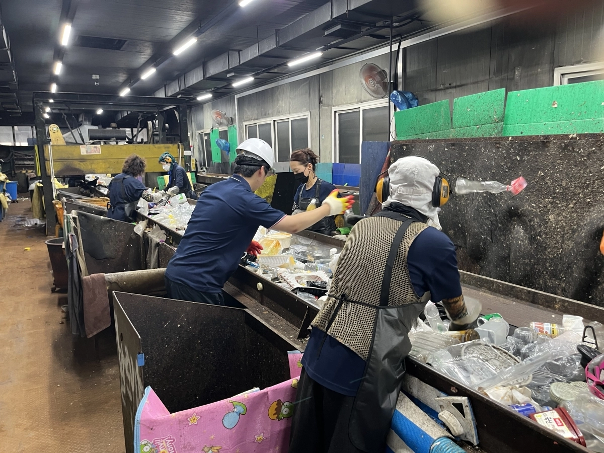 지난 3일 경기도의 한 자원재활용센터 실내 작업장에서 본지 박다운(가운데) 기자가 폐기물 더미로부터 페트병을 선별하는 작업을 하고 있다. 에어컨을 틀어도 35.6도까지 오른 찜통 현장에서 10분 만에 온몸이 땀으로 젖고, 30분이 지나자 어지럼증이 밀려왔다. 굉음을 견디기 위해 귀마개를 한 노동자(오른쪽)도 눈에 띈다. 박다운 기자