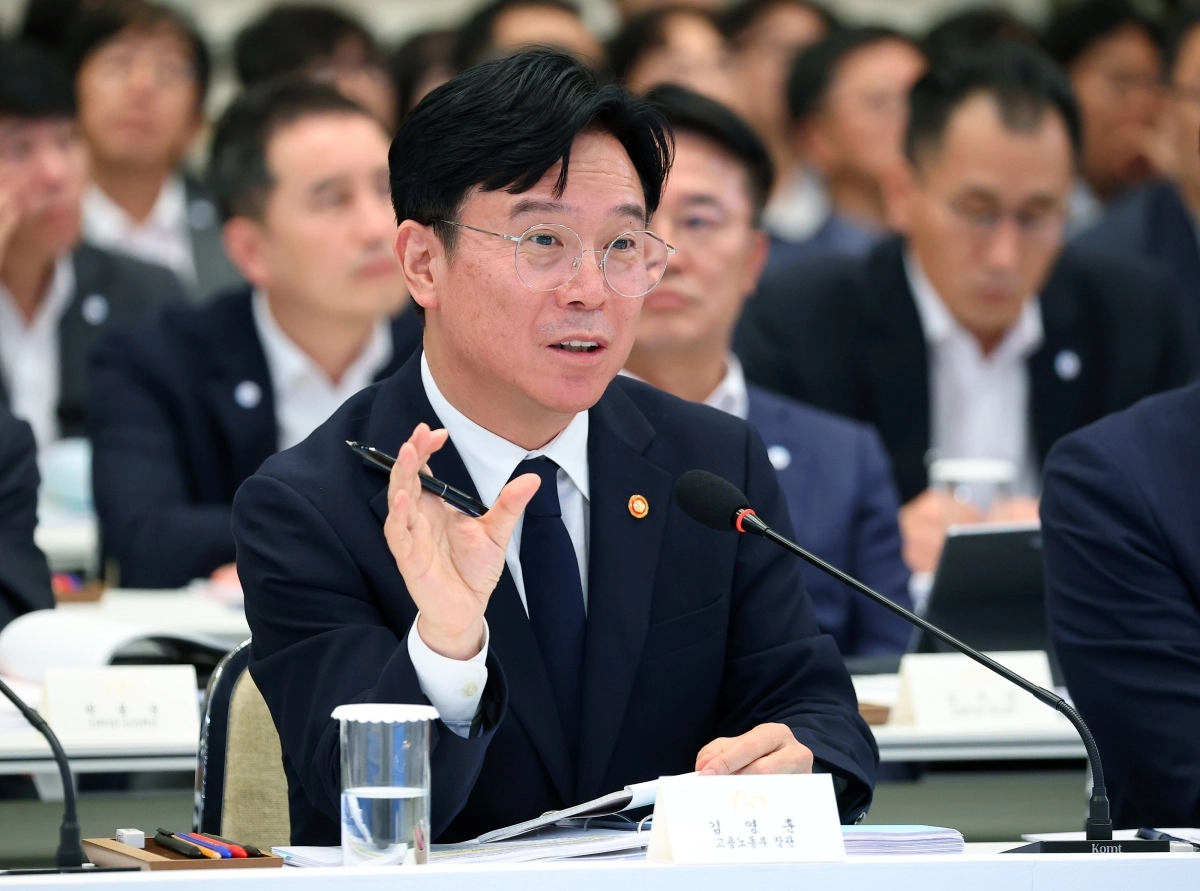 김영훈 노동부 장관이 4일 청와대 영빈관에서 열린 이재명 대통령 주재 부처 업무보고에서 보고하고 있다. 2026.8.4. 연합뉴스
