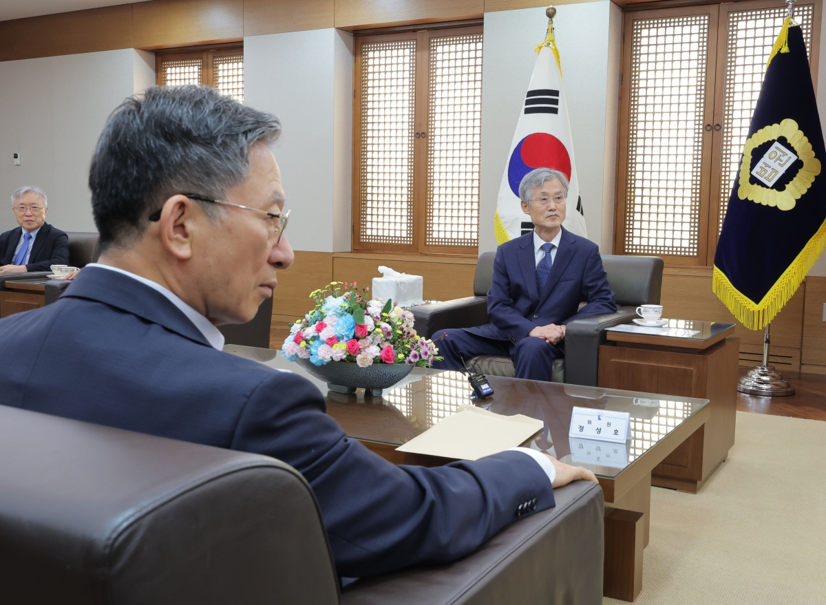 4일 서울 서초구 대법원에서 열린 대법관 후보추천위원회에서 조희대(오른쪽) 대법원장, 정성호(왼쪽) 법무부 장관 등이 참석해 대화를 나누고 있다. 연합뉴스