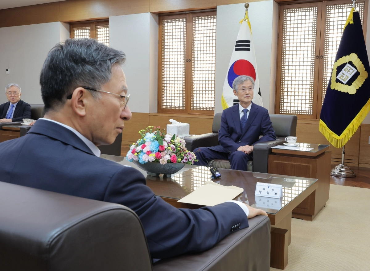 4일 서울 서초구 대법원에서 열린 대법관 후보추천위원회에서 조희대(오른쪽) 대법원장, 정성호(왼쪽) 법무부 장관 등이 참석해 대화를 나누고 있다. 연합뉴스