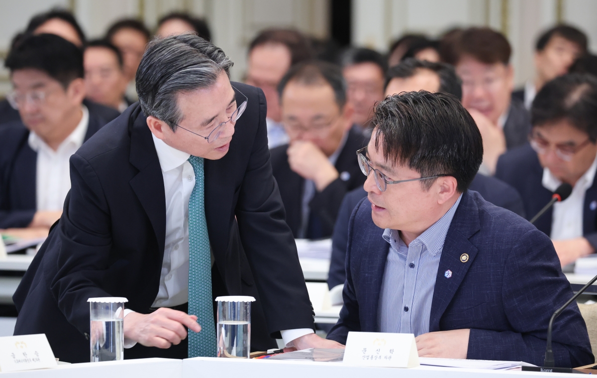 대화하는 김용범 정책실장과 문신학 산업통상부 차관