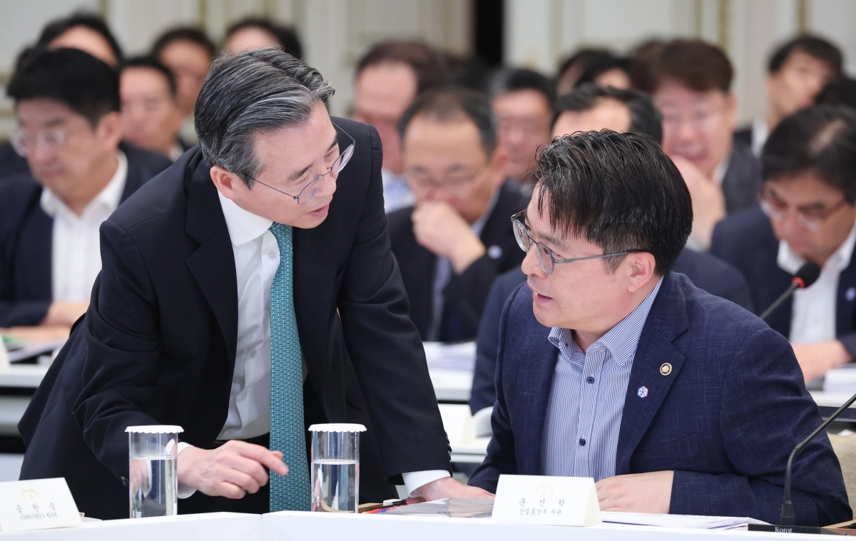 대화하는 김용범 정책실장과 문신학 산업통상부 차관