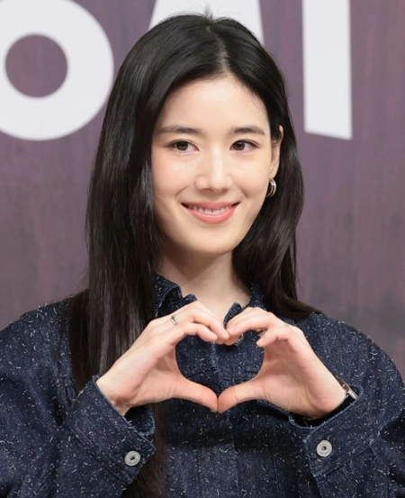 배우 정은채가 4일 서울 양천구 SBS에서 열린 SBS 새 금토드라마 ‘재벌X형사2’ 제작발표회에서 포즈를 취하고 있다. ‘재벌X형사2’는 수사가 막히면 재력으로 판을 뒤집는 재벌형사 진이수(안보현 분)와 새 팀장 주혜라(정은채 분)의 돈발 날리는 유쾌·상쾌·통쾌 사이다 공조 수사극이다. 2026.8.4<br>뉴스1