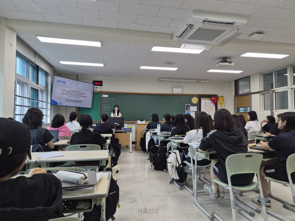 서울 경기여고에서 사회 교과를 가르치는 전지원 교사가 지난달 13일 ‘금융과 경제생활’ 수업 시간에 올해 1학기 동안 배운 내용에 대해 설명하고 있다.