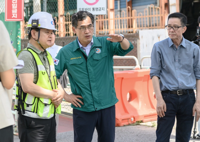 이기재(가운데) 서울 양천구청장이 지난달 29일 신월동 신강초등학교 앞 임시보도육교에서 현장 관계자들과 함께 안전을 점검하고 있다. 양천구 제공