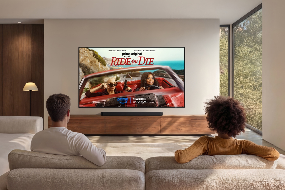 모델들이 삼성전자 TV로 ‘HDR10+ 어드밴스드’가 적용된 아마존 프라임 비디오 콘텐츠를 시청하는 모습. 삼성전자 제공