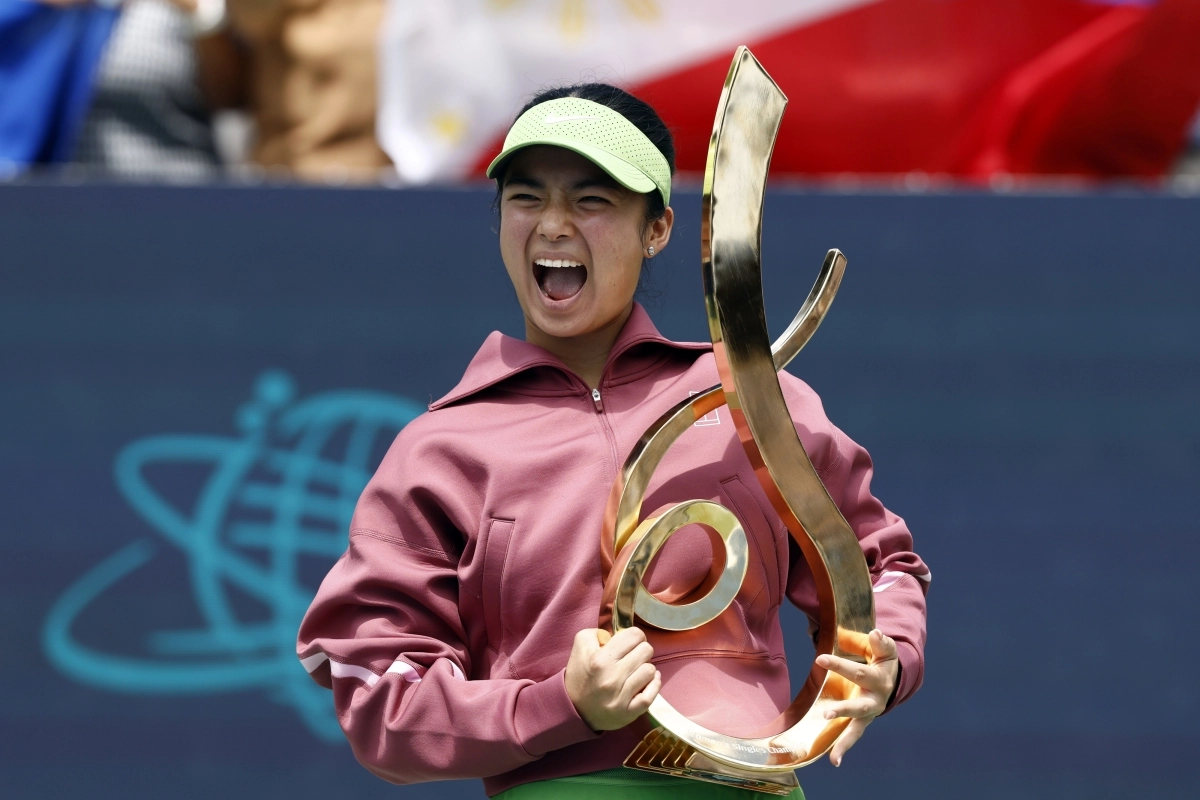 여자프로테니스(WTA) 투어 샛별로 떠오른 알렉산드라 이알라(필리핀)가 4일(한국시간) 미국 워싱턴DC 피츠제럴드 테니스센터에서 끝난 워싱턴오픈 단식에서 우승을 차지한 뒤 트로피를 들고 포효하고 있다. 워싱턴 DC EPA 연합뉴스