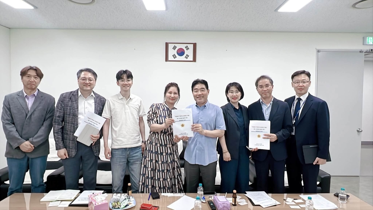 김운남 경기도의원(오른쪽 네 번째)이 지난 3일 고양시 일산서구청에서 특성화고 학생과 지역기업 간 취업 연계 강화를 위한 정책토론회 준비 정담회를 마친 뒤, 경기도교육청 김혜리 과장 등 참석자들과 기념촬영을 하고 있다.