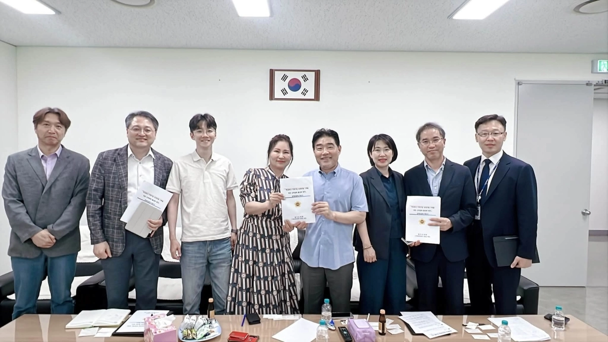 김운남 경기도의원(오른쪽 네 번째)이 지난 3일 고양시 일산서구청에서 특성화고 학생과 지역기업 간 취업 연계 강화를 위한 정책토론회 준비 정담회를 마친 뒤, 경기도교육청 김혜리 과장 등 참석자들과 기념촬영을 하고 있다.