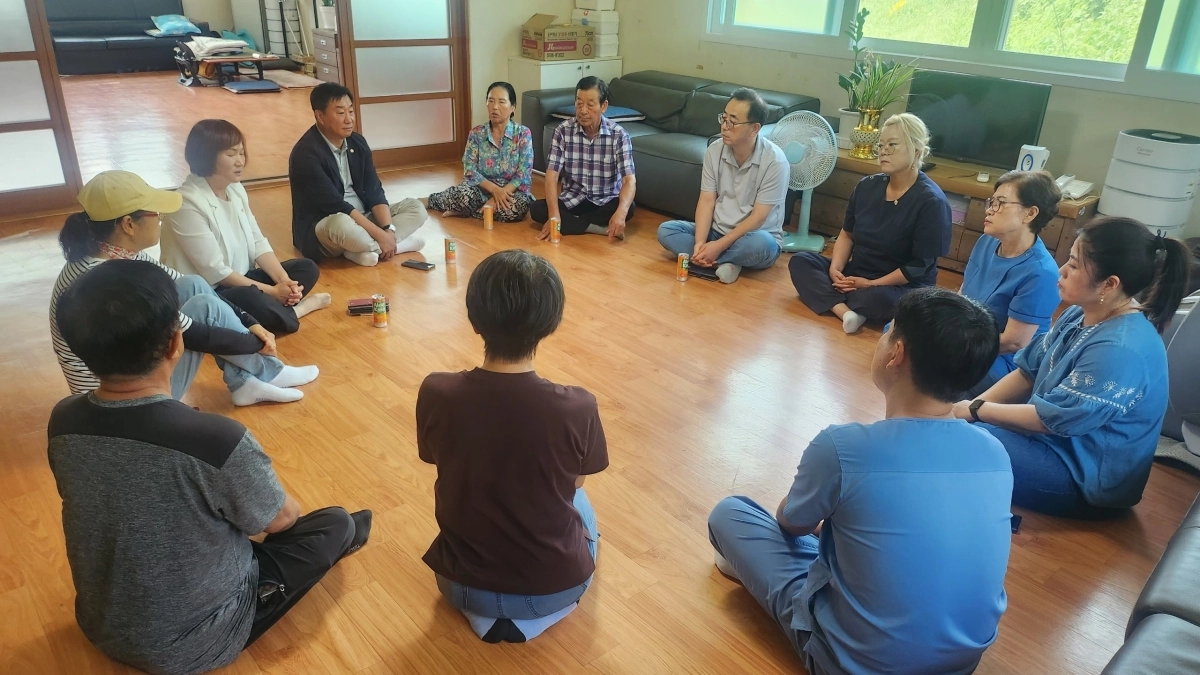 파주시의회 지은영·손형배 의원 등이 마을 가까운 곳에 의료폐기물 소각장 건립이 추진중인 적성면 마지2리를 4일 방문에 주민들 의견을 듣고 있다.[마지2리 제공]