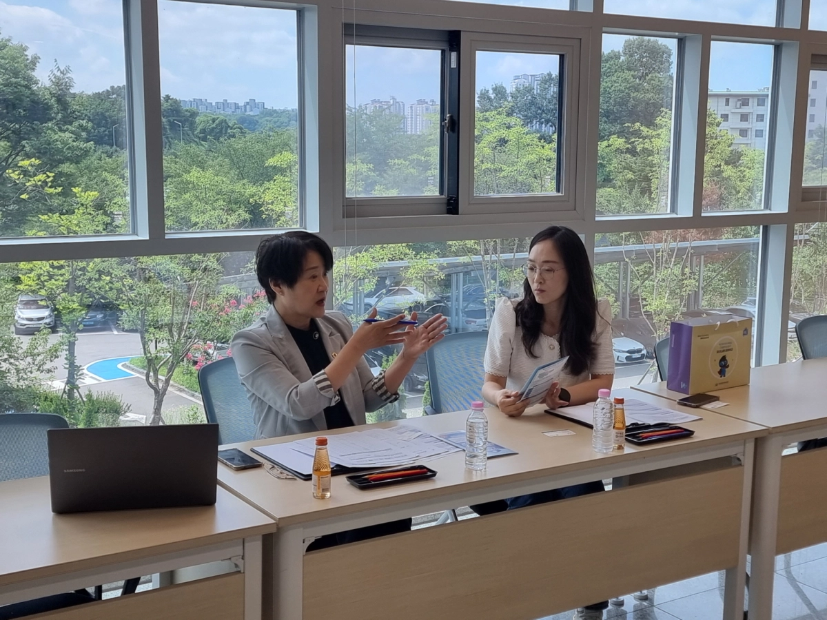 ▲신미숙 의원이 지난 30일 화성오산교육지원청 관계자와 만나 동탄지역 학생 배치 현안 및 맞춤형 교육사업 추진 방안을 논의하고 있다. (사진=경기도의회)