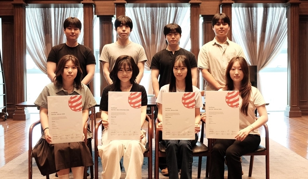 레드닷 디자인 어워드에서 BOB와 WINNER를 수상한 호서대 학생들이 수상 인증서를 들고 기념촬영을 하고 있다. 호서대 제공
