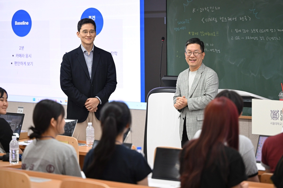 김대헌(왼쪽) 호반그룹 기획총괄사장이 지난 4일 서울대학교에서 열린 ‘K-과학인재 아카데미 고등학생 캠프’를 찾아 이찬 서울대 첨단융합학부 교수와 함께 참가 학생들을 격려하며 대화를 나누고 있다. 호반그룹 제공