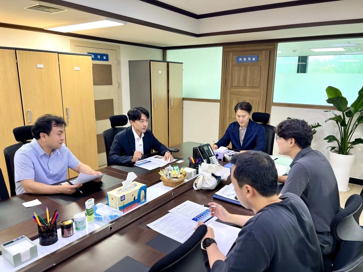 지난 4일 서울시의회에서 이민석 환경수자원위원장, 김창환 서울시청 미래한강본부 한강사업추진단장 및 관계 공무원과 면담을 갖은 이희원 의원. 서울시의회 제공