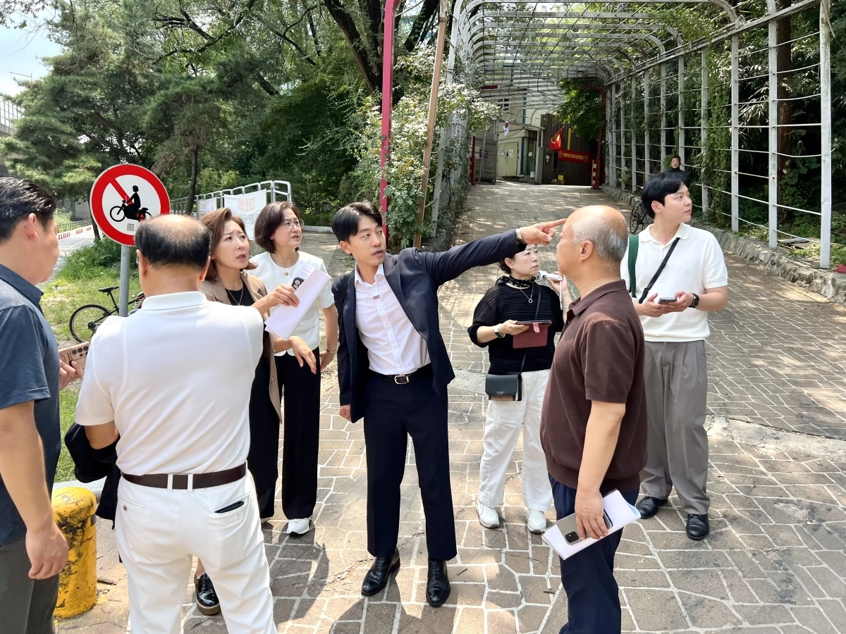 지난 4일 나경원 동작을 국회의원과 함께 선착장 유치 대상지인 흑석동 260번지 현장을 시찰한 이희원 의원. 서울시의회 제공