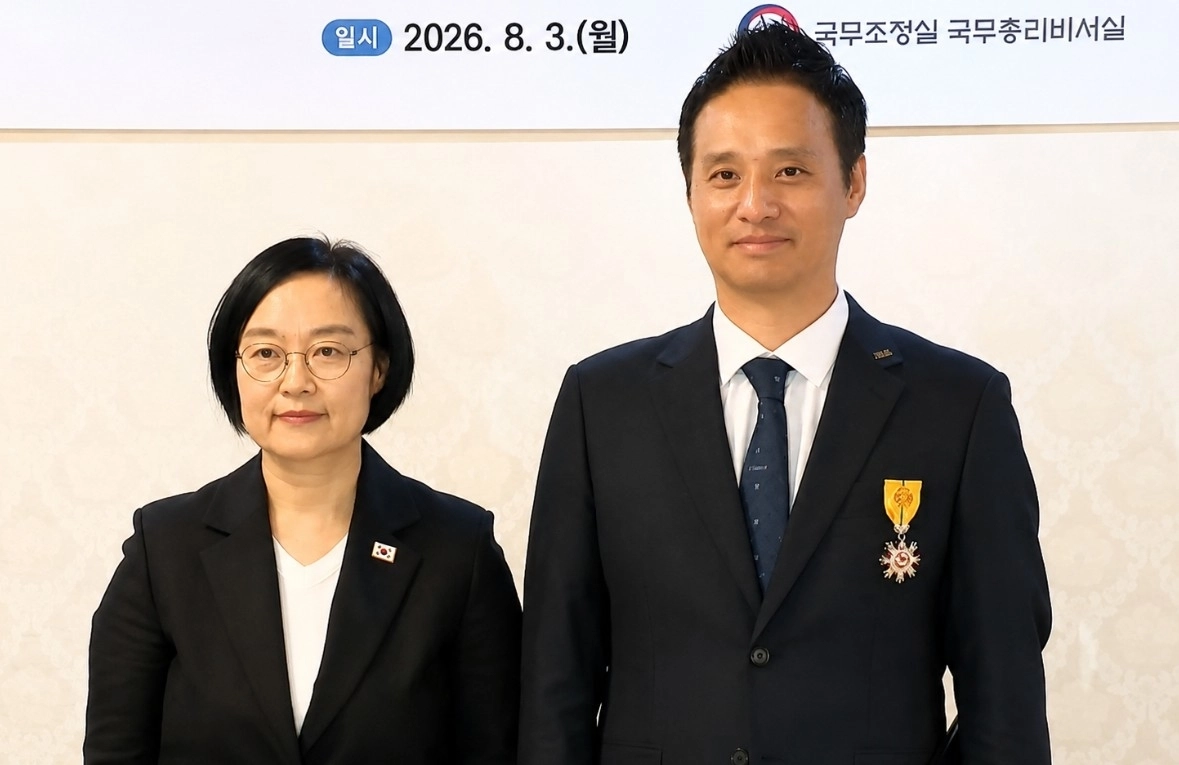 홍관홍(오른쪽) 제주개발공사 과장이 지난 3일 정부서울청사에서 열린 ‘광복80년 기념사업 추진 유공 정부포상 수여식’에서 한성숙 국무총리로부터 국민포장을 받고 기념촬영을 하고 있다. 제주도개발공사 제공