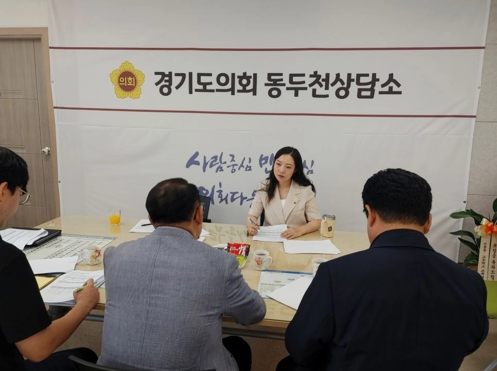 ▲ 경기도의회 동두천상담소에서 경기도장애인체육회 사무처장과 경영본부장으로부터 주요 업무를 보고 받은 안시현 의원(사진=경기도의회)