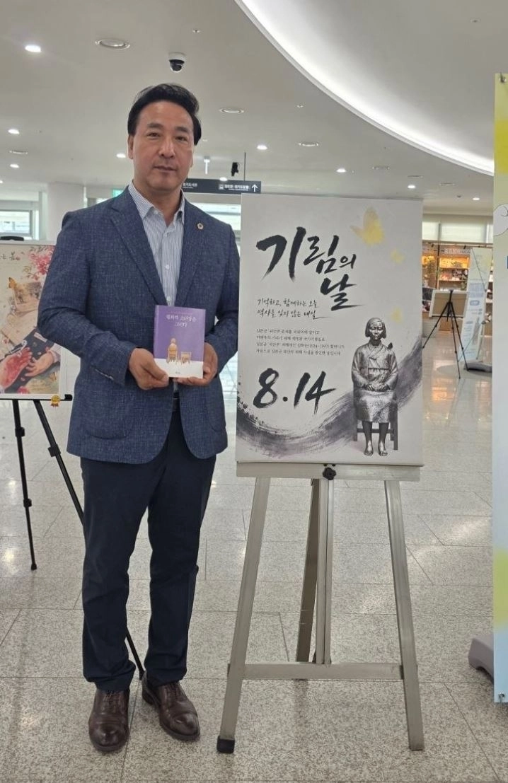 ▲ 지난 3일 경기도청 1층 로비에서 열린 일본군 위안부 피해자 기림의 날 기념 작품 전시를 관람한 김용성 의원(사진=경기도의회)