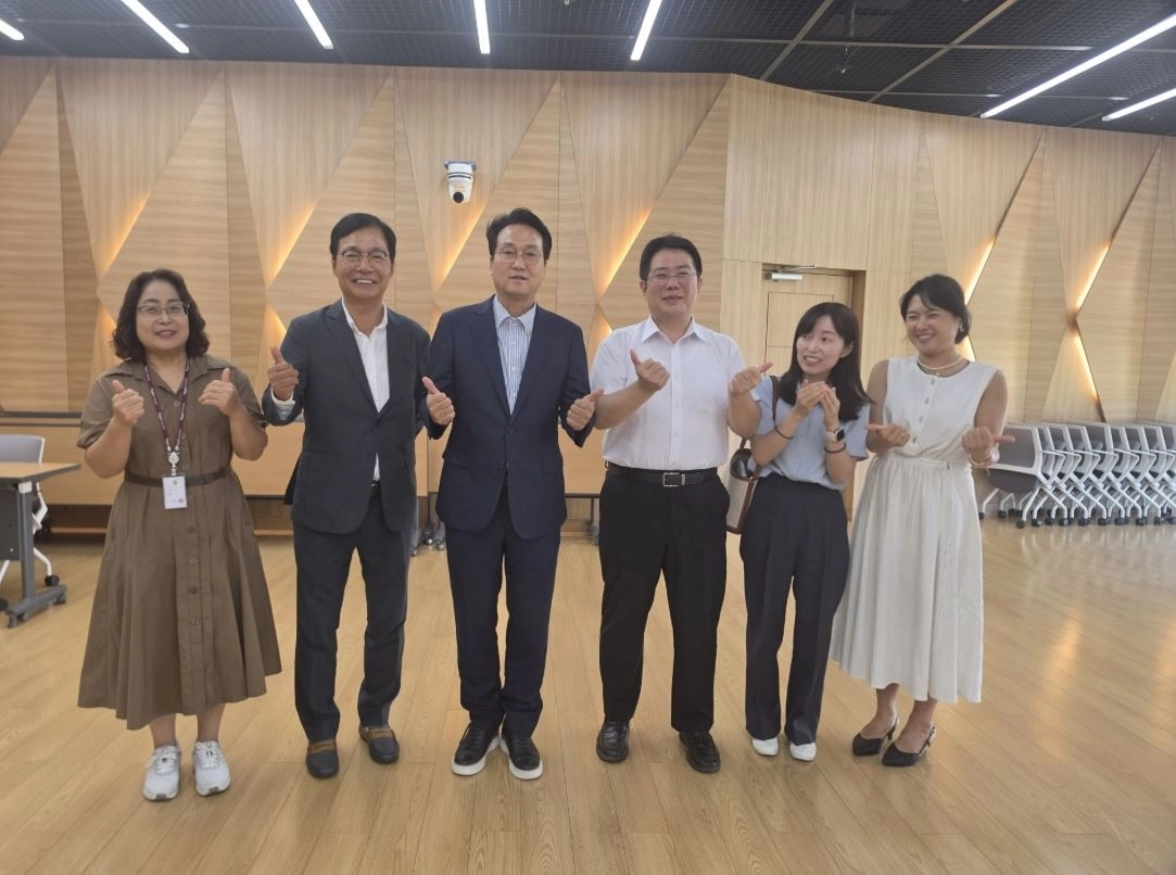 ▲ 지난 3일 경기도교육청에서 열린 ‘경기도 고교 평준화 지역 학생 배정 개선 방안’ 회의에 참석한 김현석 의원이 안민석 경기도교육감을 비롯한 참석자들과 기념촬영을 하고 있다. (사진=경기도의회)