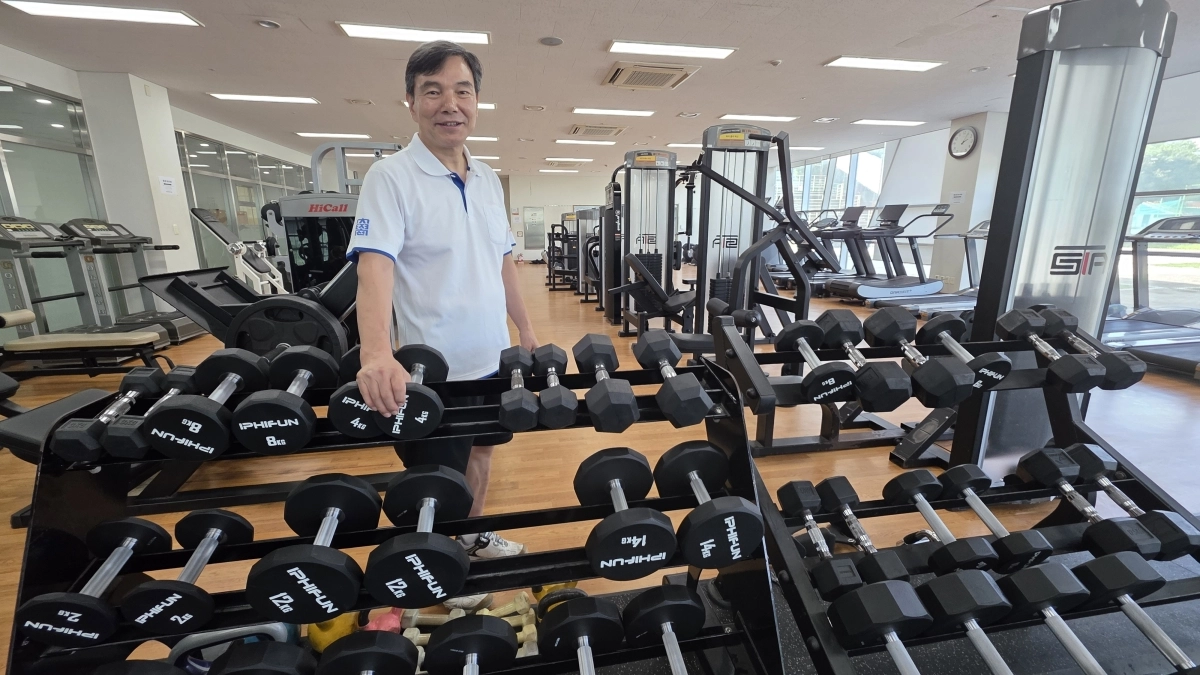 김재우 한국기술교육대학교 전 교양학부 교수가 새롭게 단장한 헬스장에서 포즈를 취하고 있다. 한국기술교육대 제공