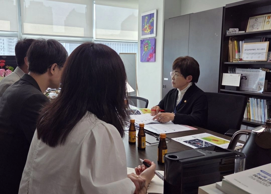 ▲ 지난 4일 의원실에서 열린 경기도교육청특수교육원 서명규 원장 등 관계자들과 정담회를 갖은 김선희 의원(사진=경기도의회)