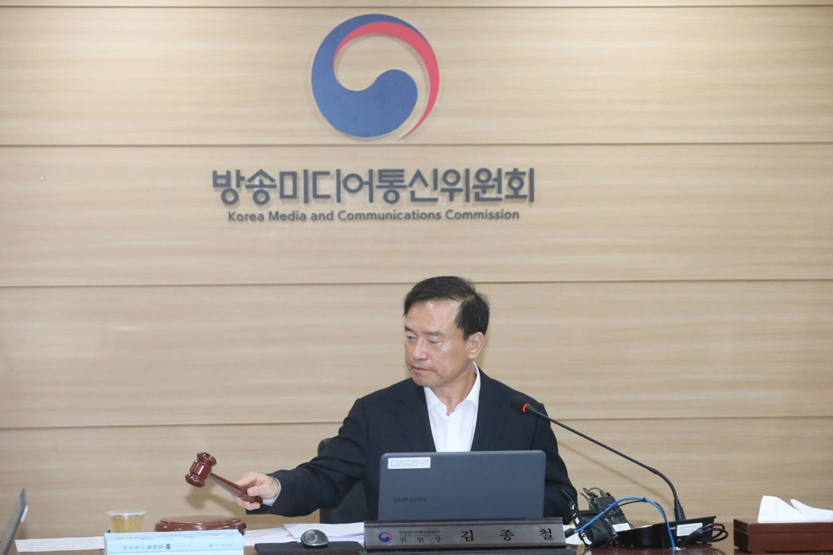 김종철 방송미디어통신위원장이 지난달 22일 정부과천청사에서 열린 ‘2026년 제24차 전체회의’에서 의사봉을 두드리고 있다. 연합뉴스