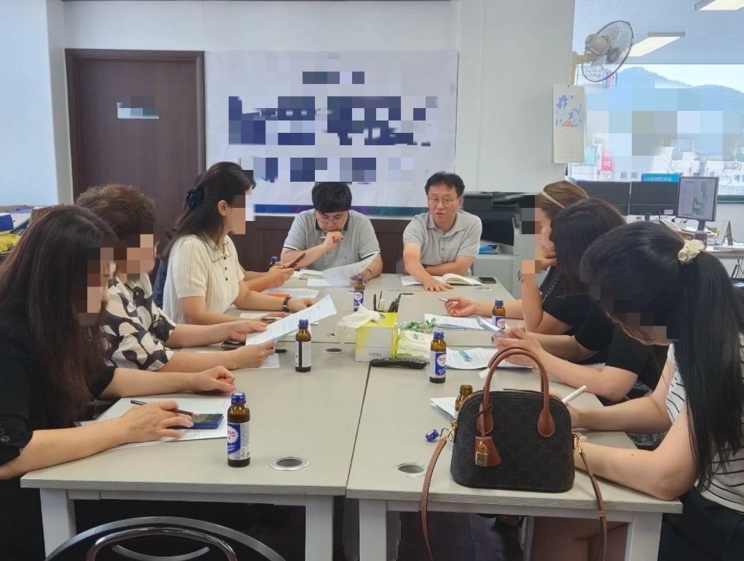 ▲ 지난 4일 남양주시 관내 유일의 유·초·중 통합학교인 하랑초중학교 학부모회 임원들과 간담회를 갖은 유병수 의원(사진=경기도의회)