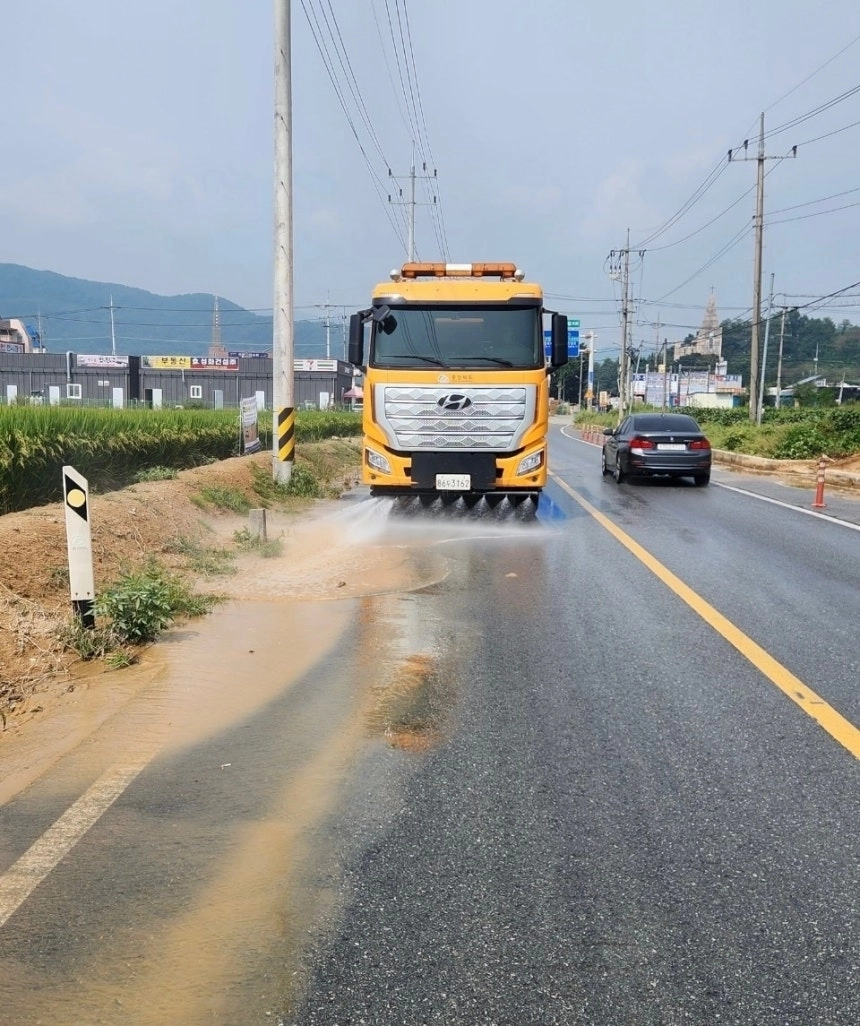 충북도가 도로 살수작업에 투입하는 염수교반용 차량. 충북도 제공.