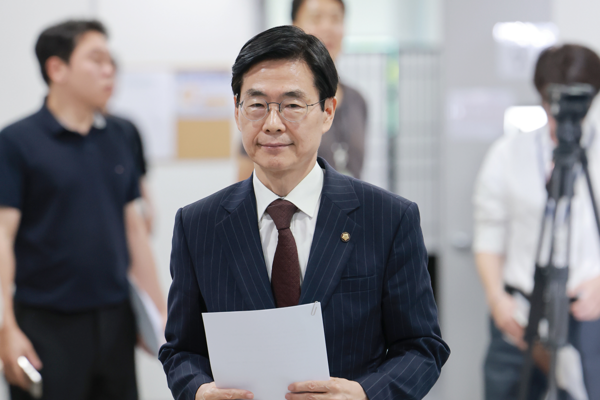 국민의힘 조경태 의원이 5일 국회 소통관에서 국민의힘 윤민우 윤리위원장 사퇴와 윤리위 재구성, 한동훈 의원에 대한 제명 징계 철회 등을 촉구하는 기자회견을 하기 위해 회견장으로 향하고 있다. 연합뉴스