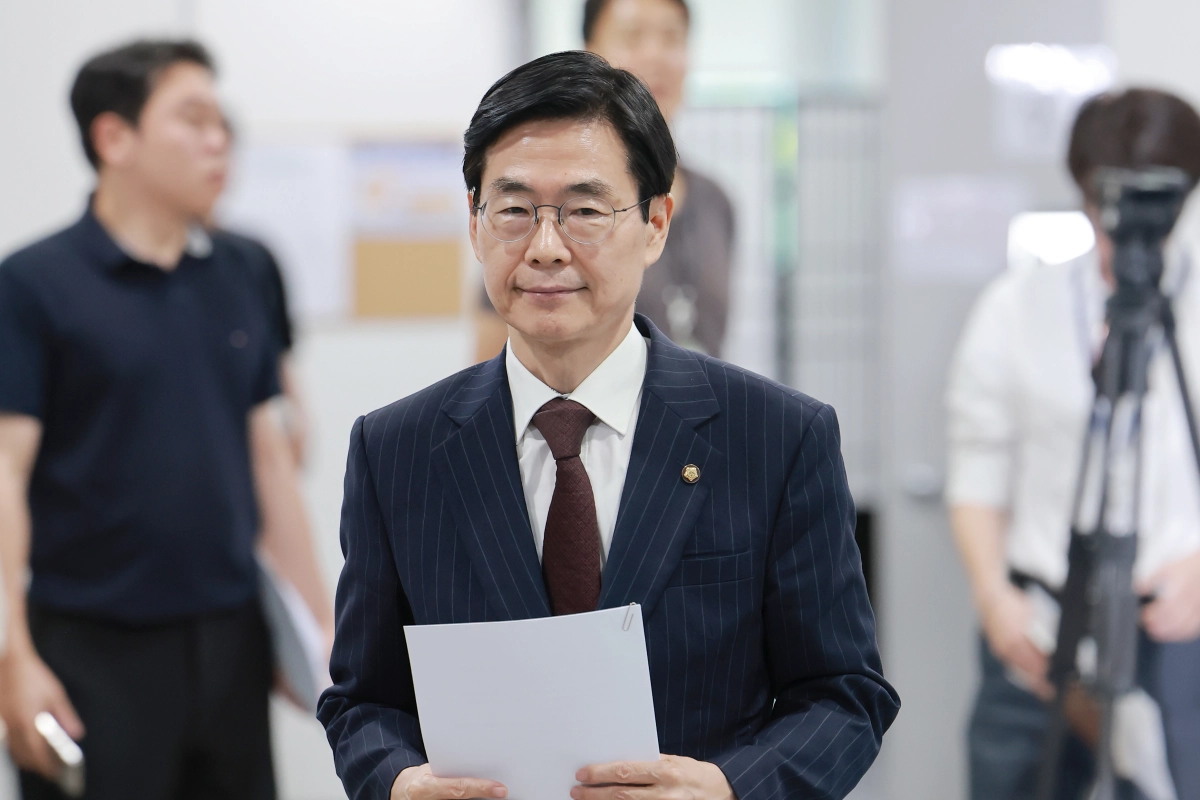 국민의힘 조경태 의원이 5일 국회 소통관에서 국민의힘 윤민우 윤리위원장 사퇴와 윤리위 재구성, 한동훈 의원에 대한 제명 징계 철회 등을 촉구하는 기자회견을 하기 위해 회견장으로 향하고 있다. 연합뉴스