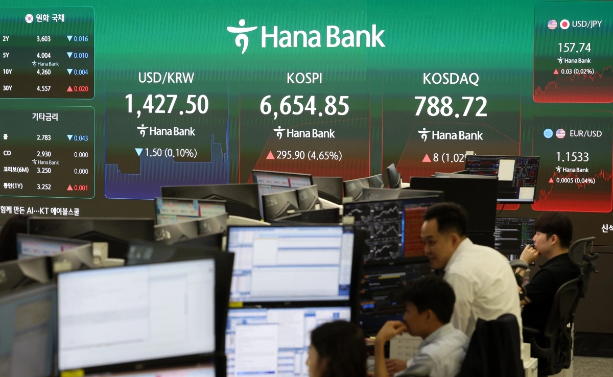 코스피가 전 거래일보다 244.53포인트(3.85%) 오른 6603.48에 개장한 5일 오전 서울 중구 하나은행 딜링룸 전광판에 지수가 표시되고 있다. 뉴시스