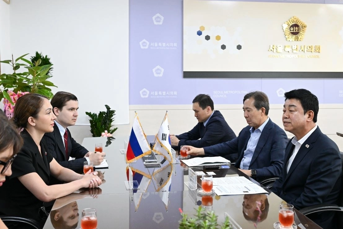 성흠제 서울시의회 부의장(오른쪽 위에서부터 세 번째)이 레일라 조토바 러시아 청년청 부청장(왼쪽 가운데)과 면담하고 있다. 서울시의회 제공