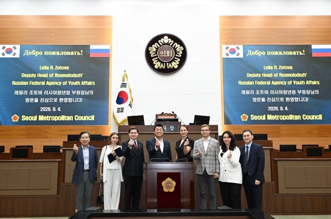 성흠제 서울시의회 부의장(왼쪽에서 네 번째)과 레일라 조토바 러시아 청년청 부청장(오른쪽 네 번째) 및 대표단이 본회의장 참관을 하고 있다. 서울시의회 제공