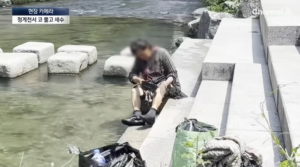 서울 청계천을 찾은 한 시민이 청계천 물로 몸을 씻는 모습. 자료 : 채널A
