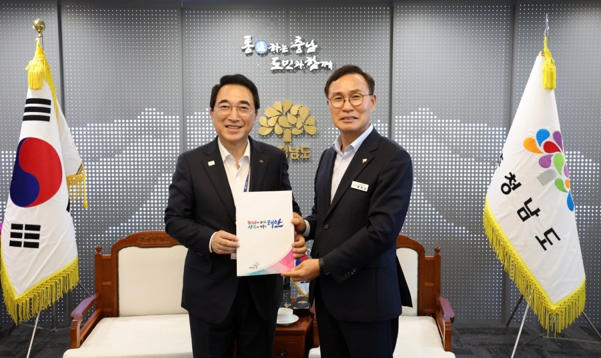 윤희신 태안군수(오른쪽)가 박수현 충남도지사에게 ‘발전5사 통합본사 태안 유치’ 등의 건의서를 전달하고 있다. 군 제공