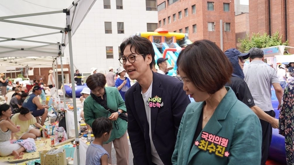 윤수혁 서울시의원이 최수진 국회의원과 함께 주민들의 의견을 청취하고 있다. 서울시의회 제공
