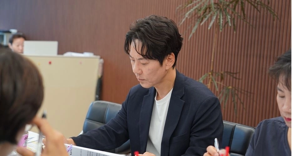 윤수혁 서울시의원이 지역 민원 현안에 대해 관계자들과 회의를 하고 있다. 서울시의회 제공