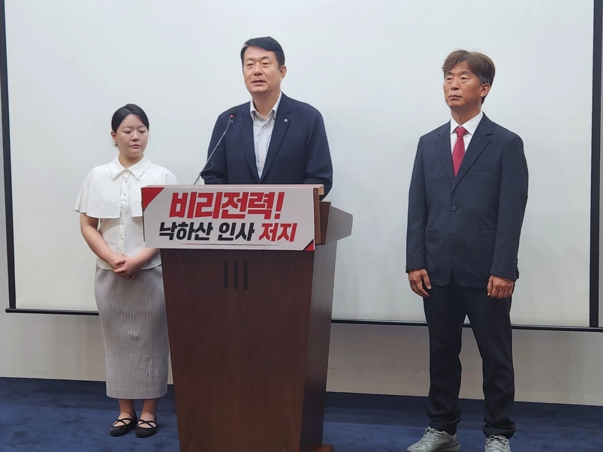 국민의힘 충북도당 김동원(가운데) 위원장이 5일 기자회견을 갖고 충북도의 대외협력보좌관 인사 철회를 촉구하고 있다. 남인우기자