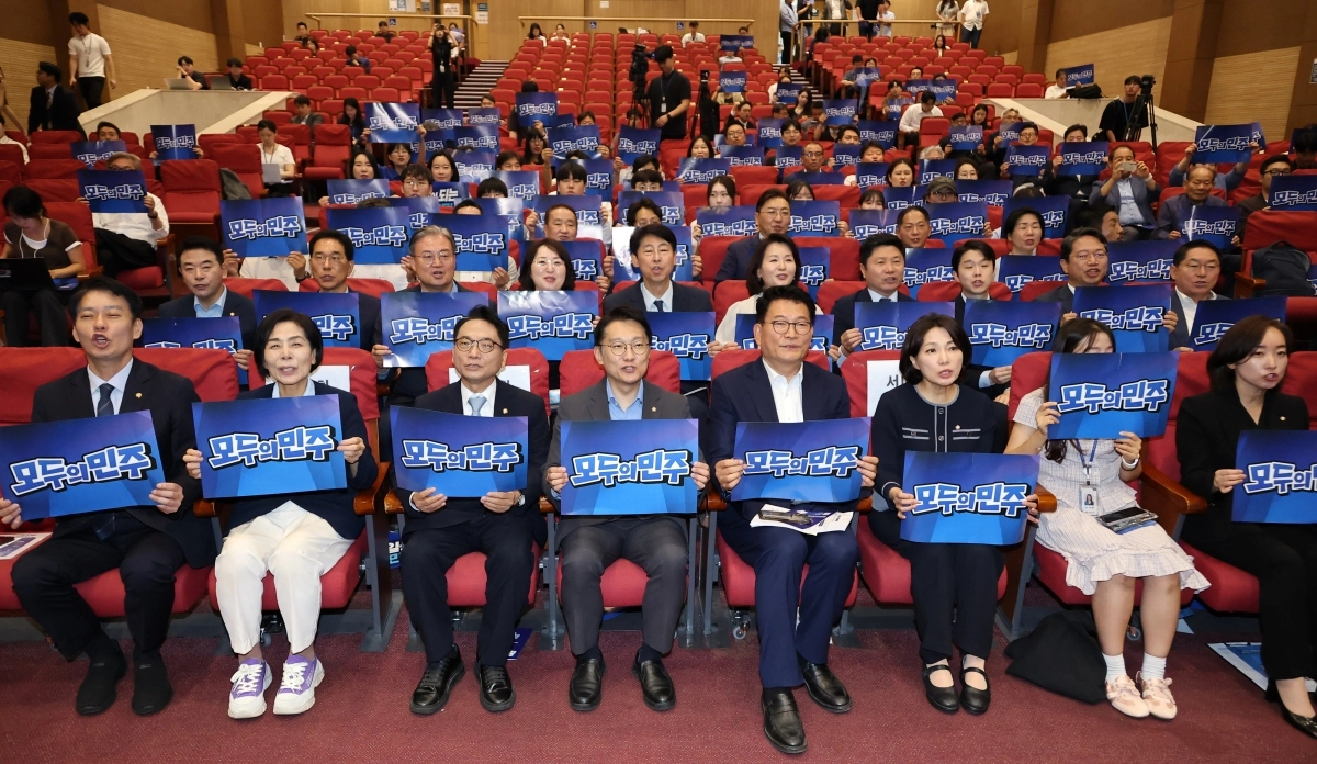 5일 국회 의원회관에서 열린 시민 참여형 민주주의 커뮤니티 ‘모두의 민주’ 창립식에서 송영길 더불어민주당 당대표 후보와 최고위원 후보들이 피켓을 들고 구호를 외치고 있다. 앞줄 왼쪽부터 한민수, 최민희, 박선원 최고위원 후보, 김남준 창립준비위원, 송 후보, 서미화 최고위원 후보. 연합뉴스