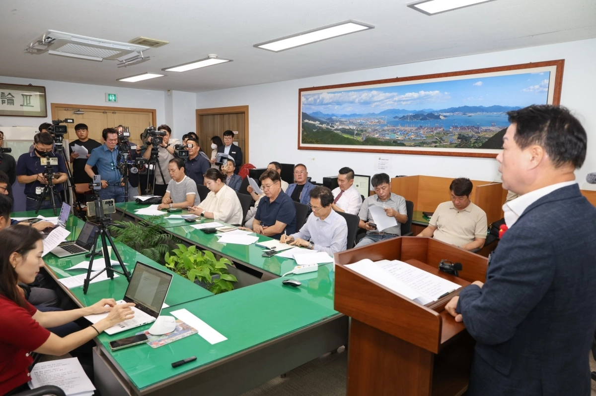 박성현 광양시장이 항만공사의 독립 체제 유지와 항만별 자율성 보장을 촉구하는 담화문을 발표하고 있다.