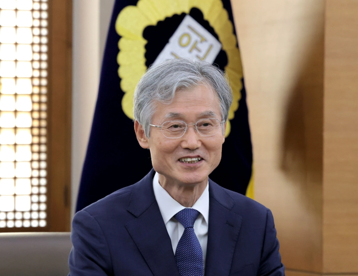 조희대 대법원장이 지난 4일 서울 서초구 대법원에서 열린 대법관 후보추천위원회에 참석해 위원들과 대화를 나누고 있다.  연합뉴스