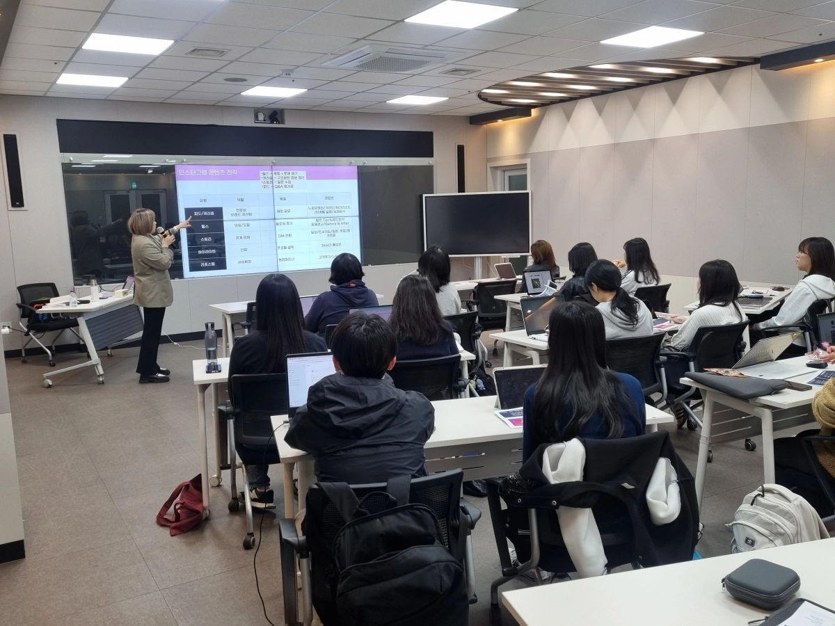 노원구 ‘청년자율예산제’ 사업인 ‘노원 청년 에필로그 홍보단’이 지난 4월 구청에서 마케팅 역량강화 교육을 듣고 있다. 노원구 제공