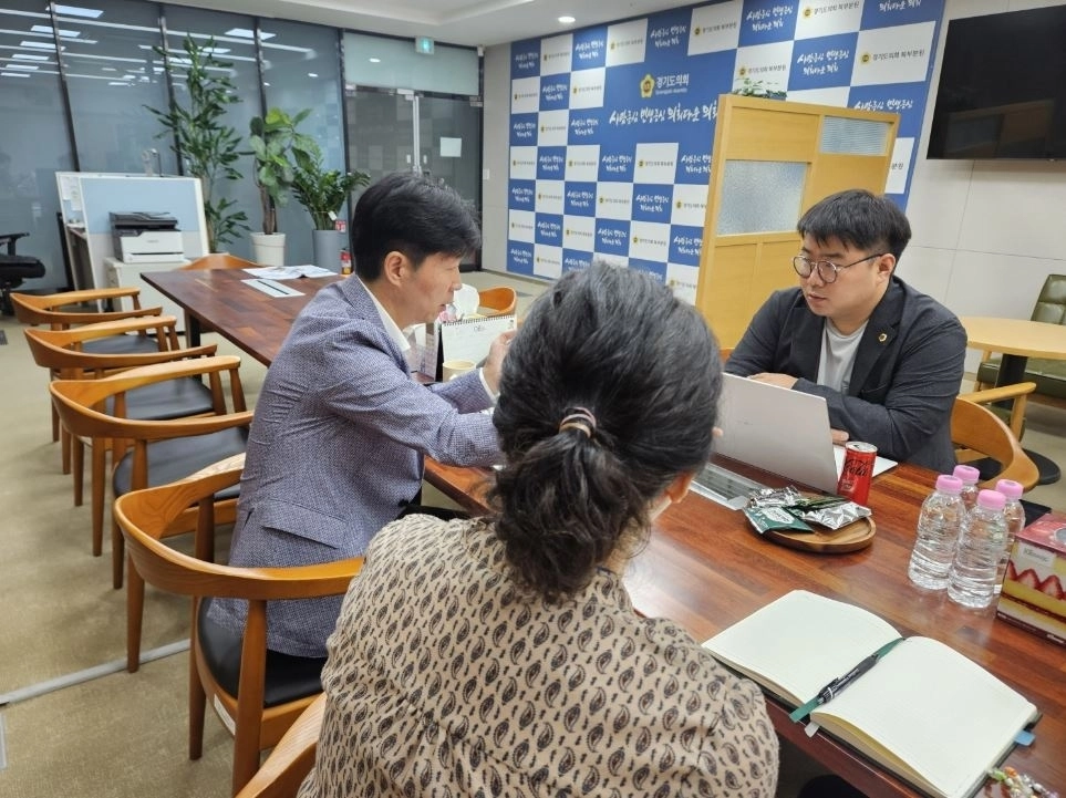 ▲ 지난 4일 경기도 노동안전과 이인용 과장과 면담을 갖은 유호준 의원(사진=경기도의회)