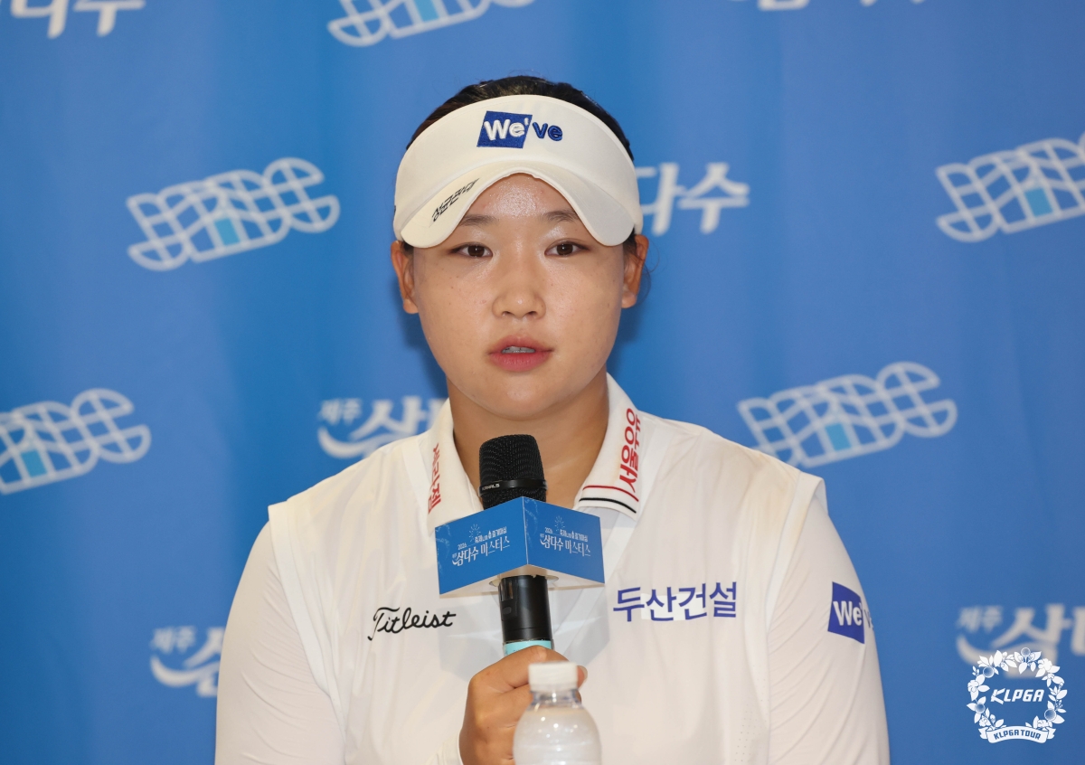 기자회견하는 김민솔. KLPGA 제공.