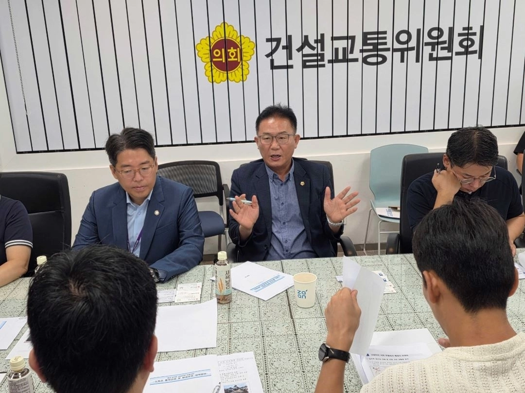 ▲ 지난 4일 소화초등학교와 광교 A17BL 공공주택 건설사업의 출입구 인접 문제 등에 따른 학생들의 통학 안전 대책 마련을 위한 간담회를 개최한 채명기 의원(사진=경기도의회)