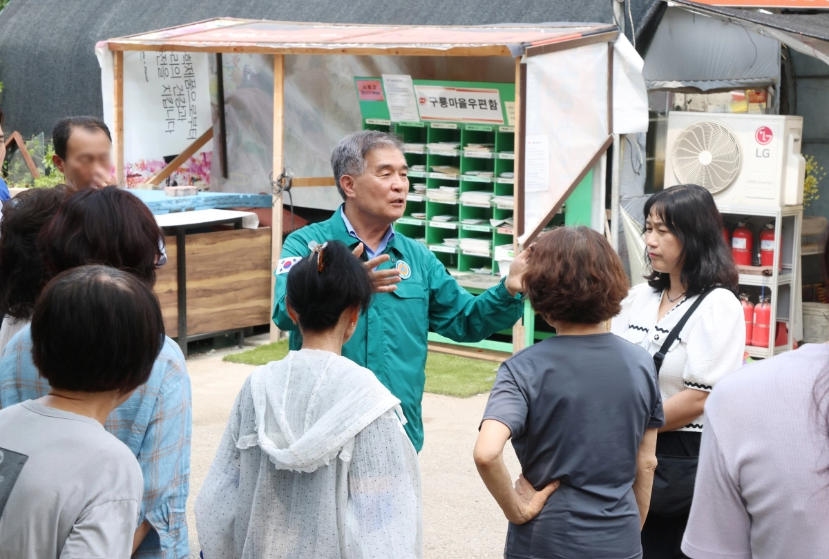 김현기(가운데) 서울 강남구청장이 지난 4일 개포동 구룡마을에서 주민들과 만나 폭염 대응책에 관해 설명하고 있다.  강남구 제공