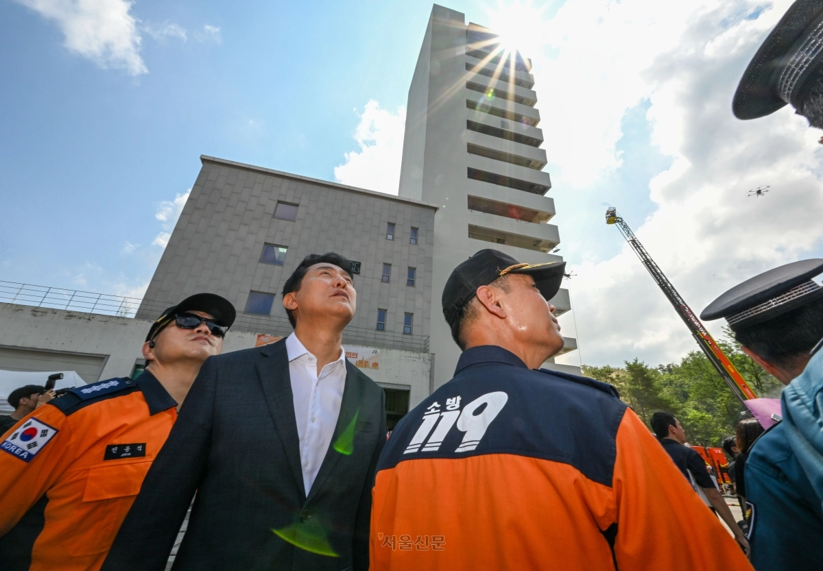 오세훈(가운데) 서울시장이 5일 서울 은평구 서울소방학교에서 열린 ‘2026 서울시 통합방위회의’에 참석해 드론 화재 진압 시연을 지켜보고 있다. 이지훈 기자