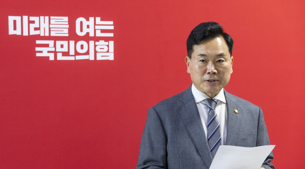 국민의힘 김승수 원내운영수석부대표가 5일 국회에서 선관위 특별검사를 선출하기 위해 구성되는 국민추천위원회 야당 몫 3인의 추천위원 발표를 하고 있다. 연합뉴스