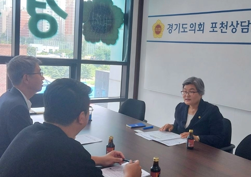 ▲ 지난 4일 (구)중리초등학교 폐교 활용방안에 대한 정담회를 가진 최순자 의원(사진=경기도의회)